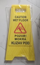 Tabla upozorenja klizav pod